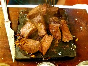 Bife na pedra (Beef cooked on a stone)
